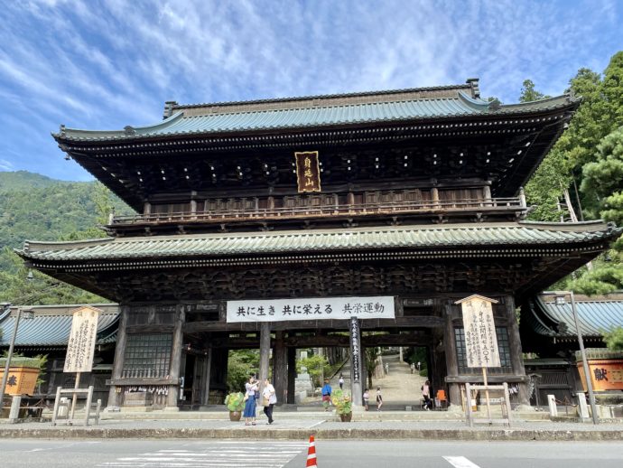 荘厳な久遠寺の三門