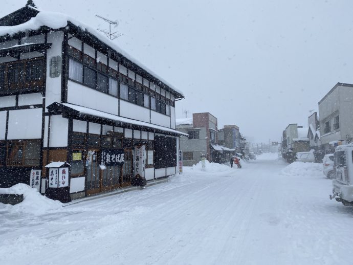 雪の平泉駅