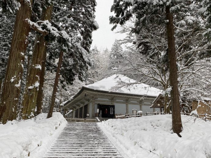 中尊寺の金色堂外観