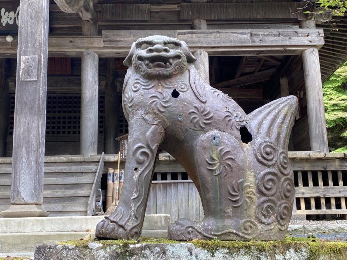 黒石寺の本堂前の狛犬