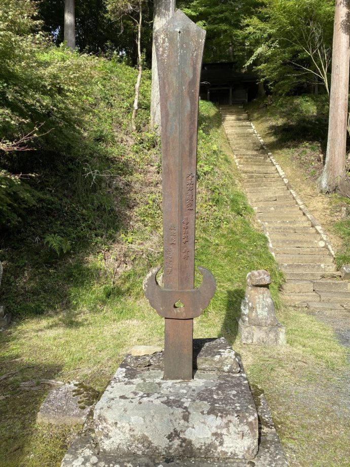 黒石寺の境内にある刀剣