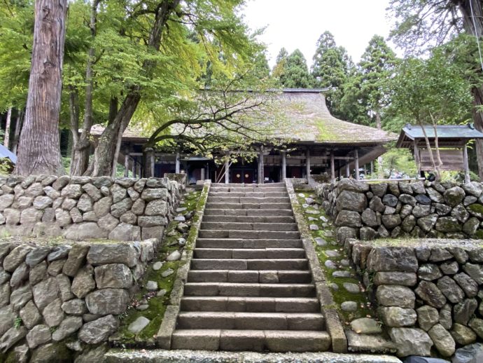 本山慈恩寺の本堂と石段