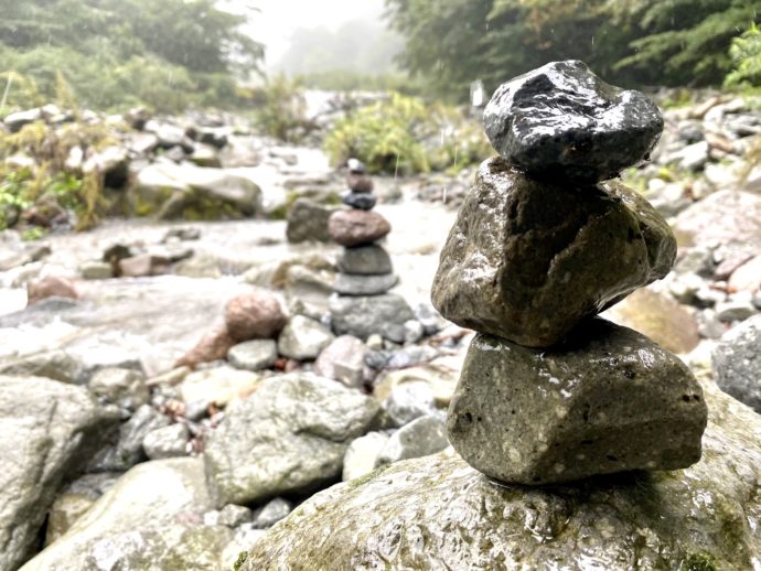 大神山神社奥宮の賽の河原に積み上げられた石