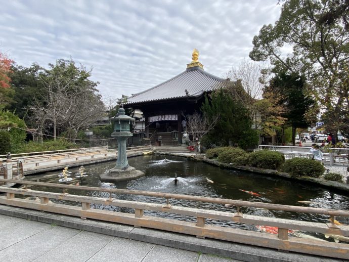 霊山寺の池と境内