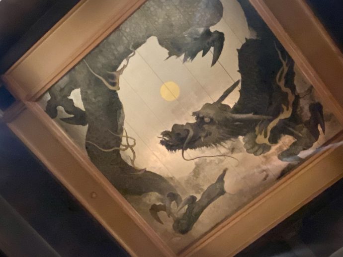 霊山寺の本堂の龍と宇宙を描いた天井画