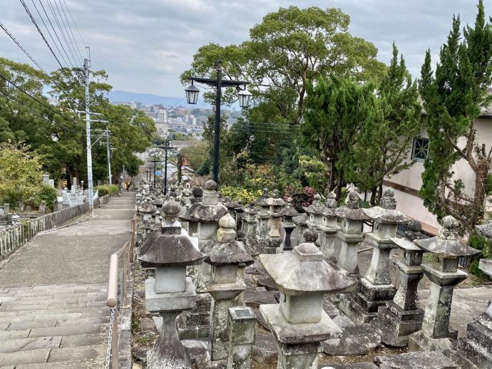 本妙寺の石段と灯籠