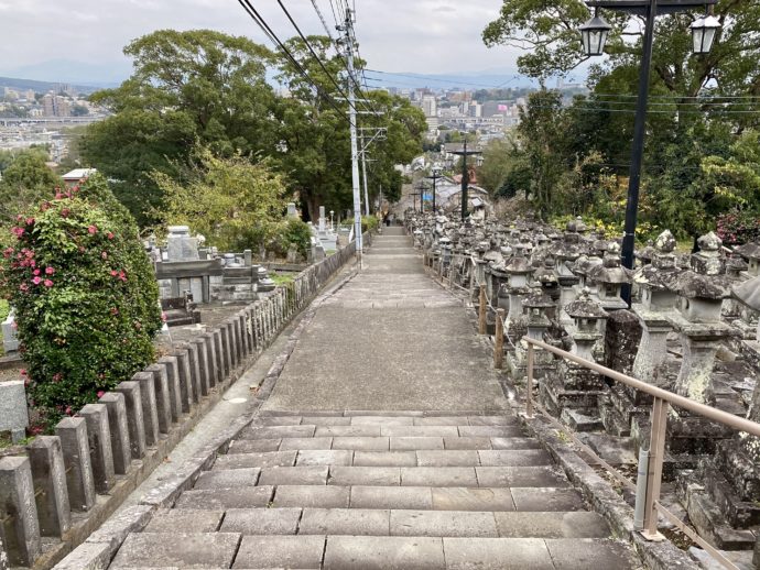 本妙寺の石段と灯籠