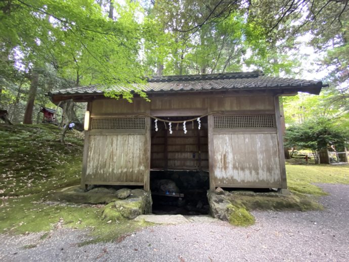 若狭神宮寺の閼伽井戸のある小屋