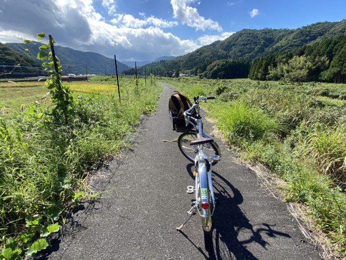 明通寺への田舎道と自転車