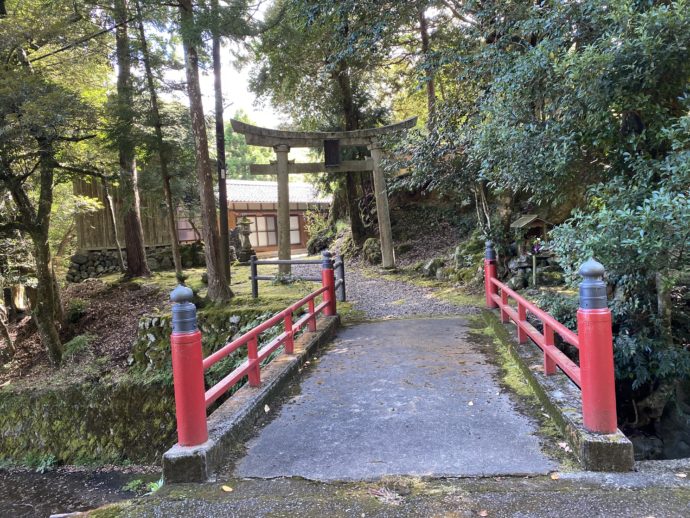 山祇神社（やまづみじんじゃ）と赤い橋