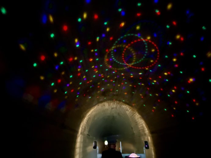 トンネル天井に輝くイルミネーション