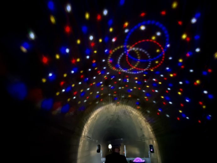 トンネル天井に輝くイルミネーション
