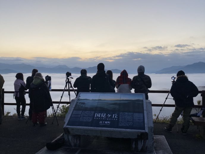 国見ヶ丘展望台で雲海を撮影する人々