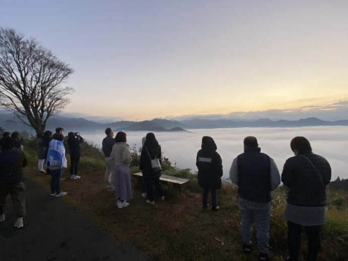国見ヶ丘展望台で雲海を眺める人々