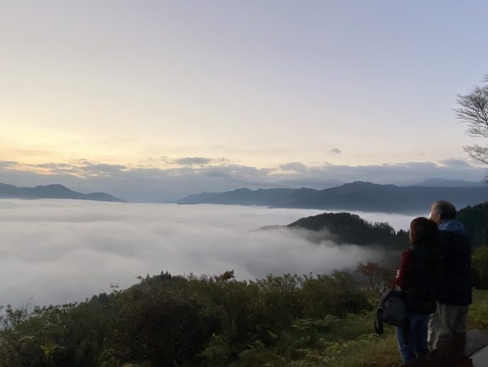 国見ヶ丘展望台の雲海と男女