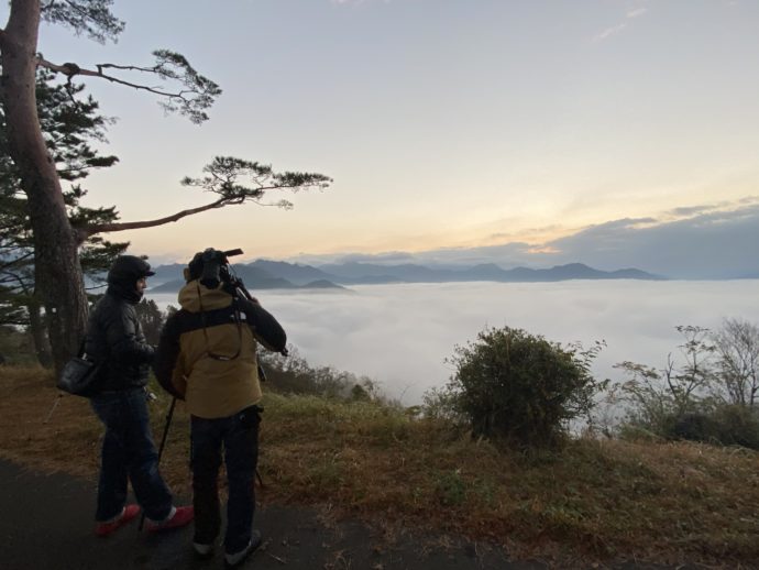 国見ヶ丘展望台の雲海を眺めるカメラマン