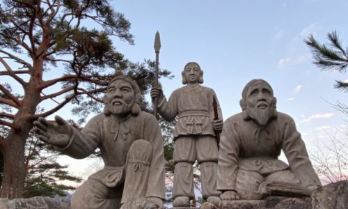 高千穂の町を見守るニニギノミコト像