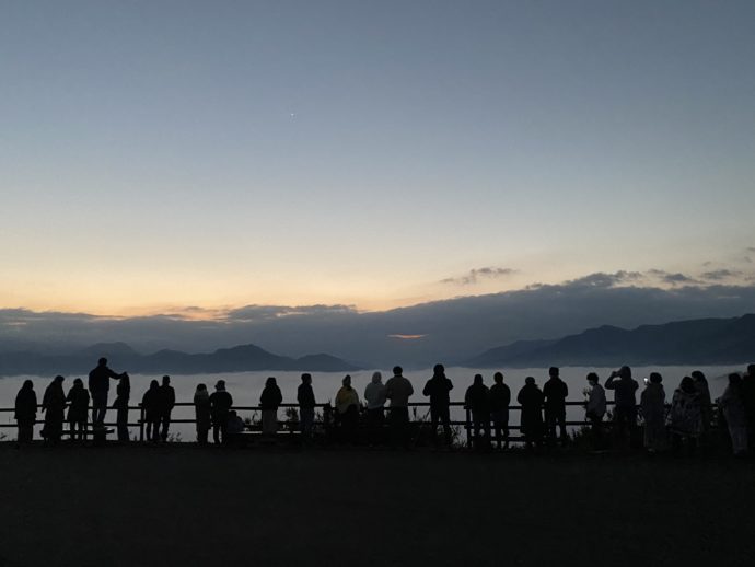 国見ヶ丘展望台で雲海を眺める人々