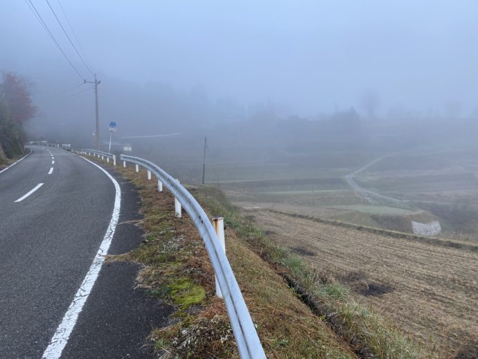 朝霧のなかの棚田の側道