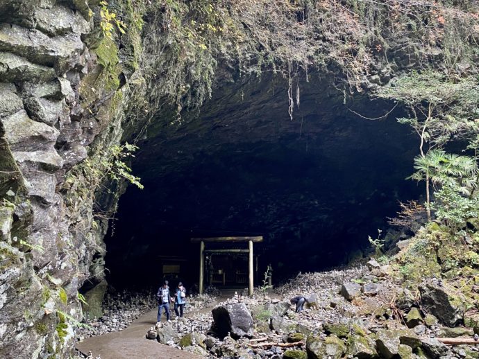 天安川原の洞穴