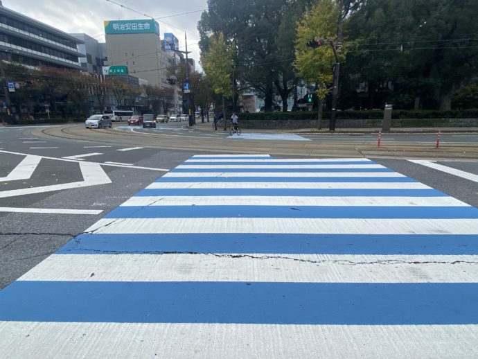 青い横断歩道