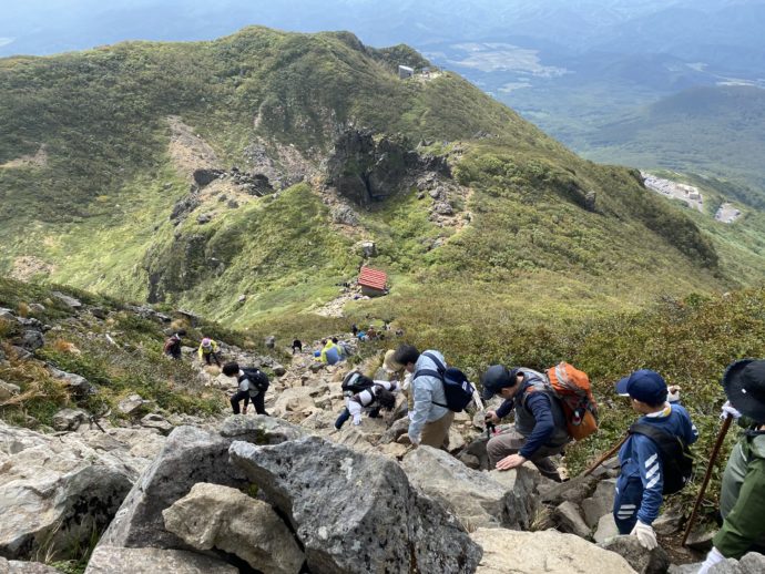 岩木山の頂上から下山する登山客