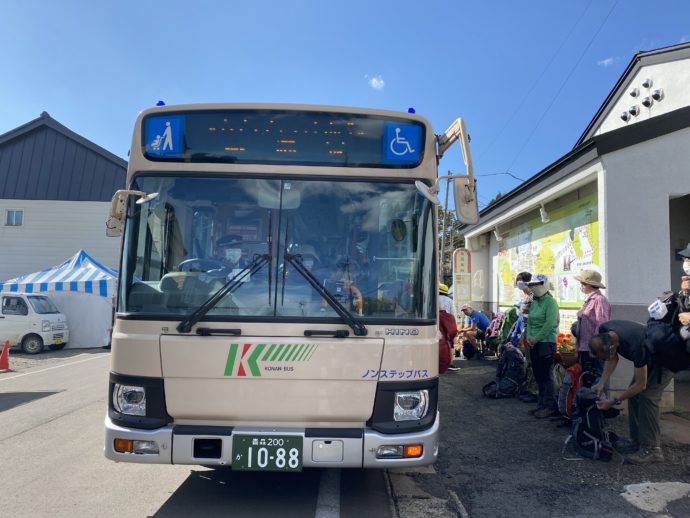 嶽温泉バス停とバス