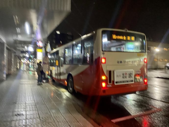 雨のなかのバス