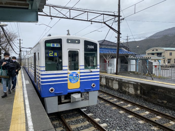 山王駅ホームと電車