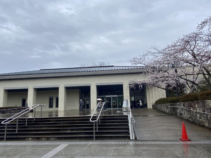 石川県立美術館の入り口