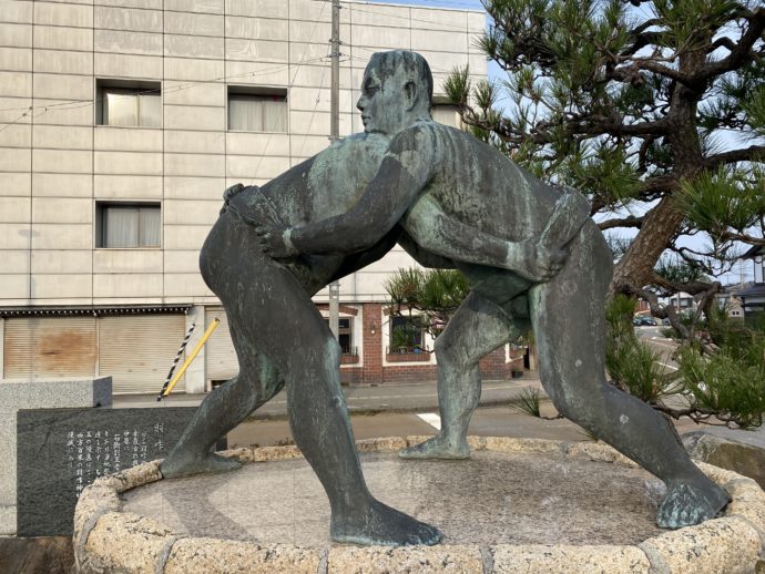 羽咋駅の相撲銅像