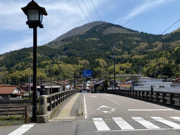 津和野の道路と山