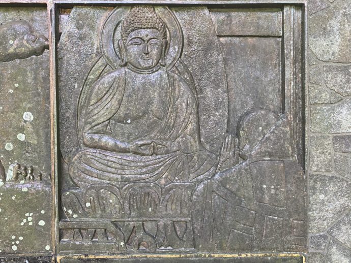 銅板：仏様に祈る僧