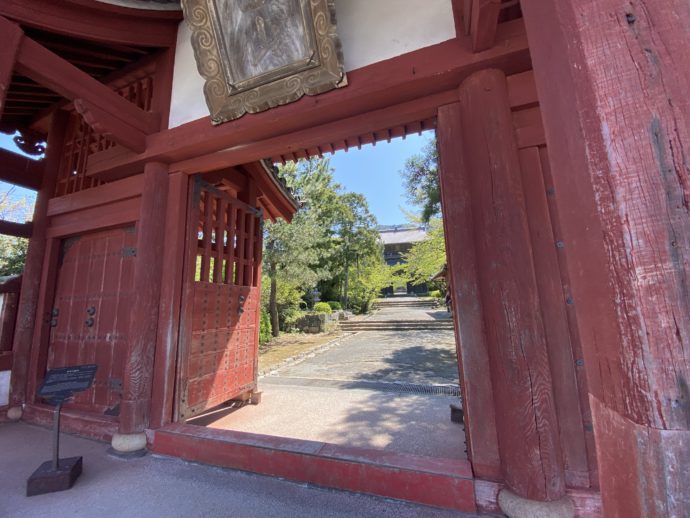 東光寺総門の朱色の入り口