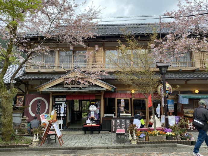 華厳寺への参道の茶店
