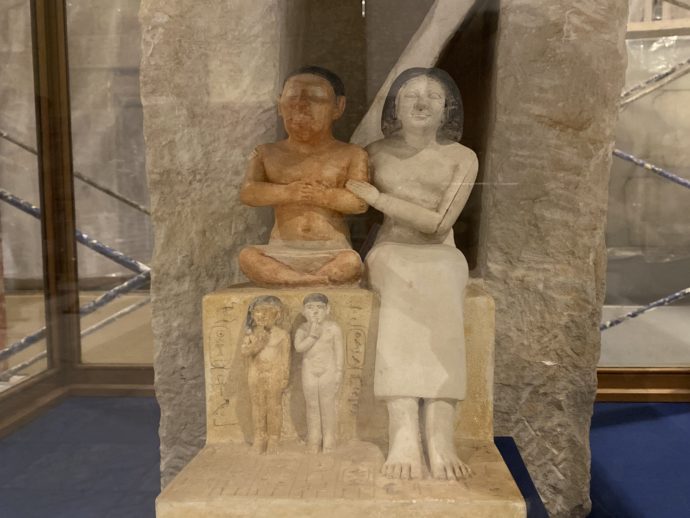 小人セネプと妻と家族の像