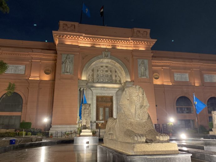 ライトアップされたエジプト考古学博物館