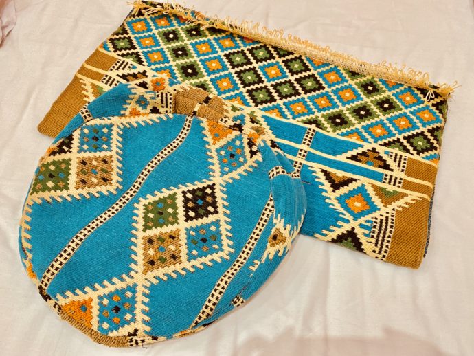 エジプト土産のの絨毯とクッションカバー