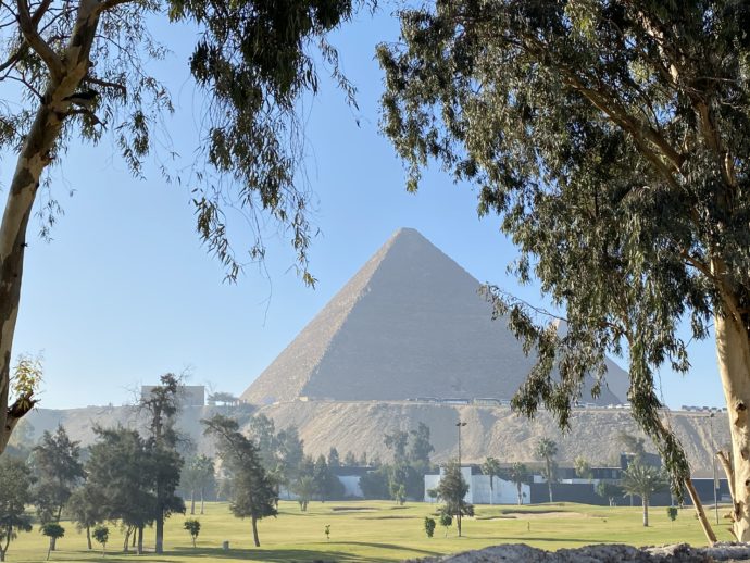 ゴルフ場奥に見えるピラミッド