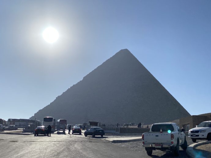 駐車場から見るピラミッド