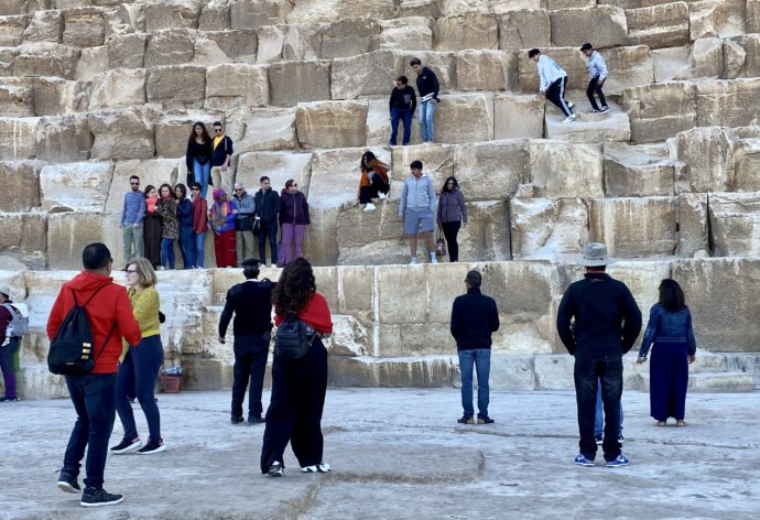 クフ王のピラミッドと観光客