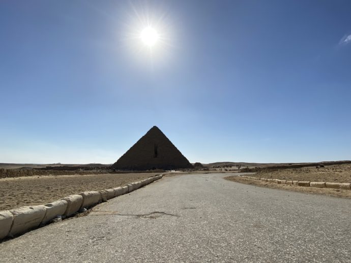 ピラミッドと太陽と道路