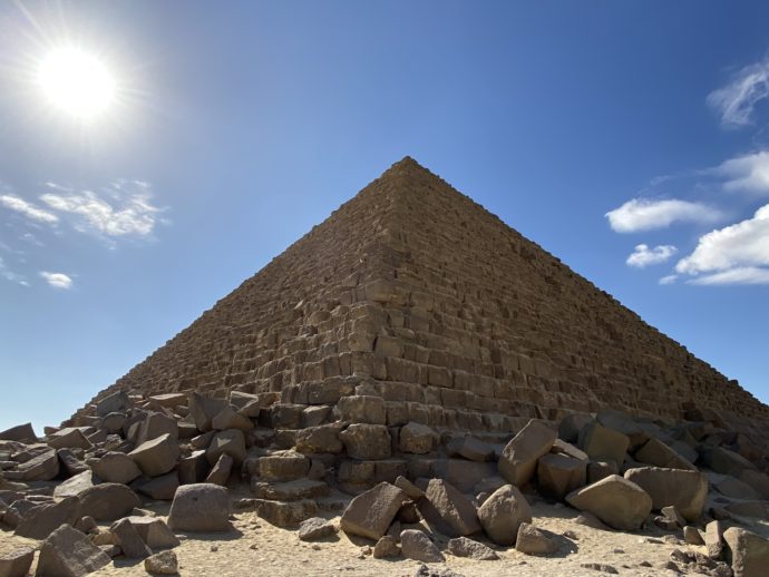 崩れたピラミッドの岩