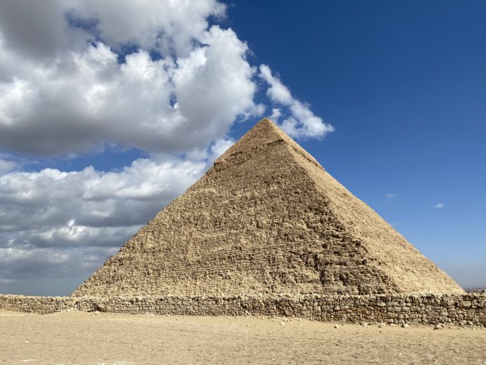 青空の下のピラミッド