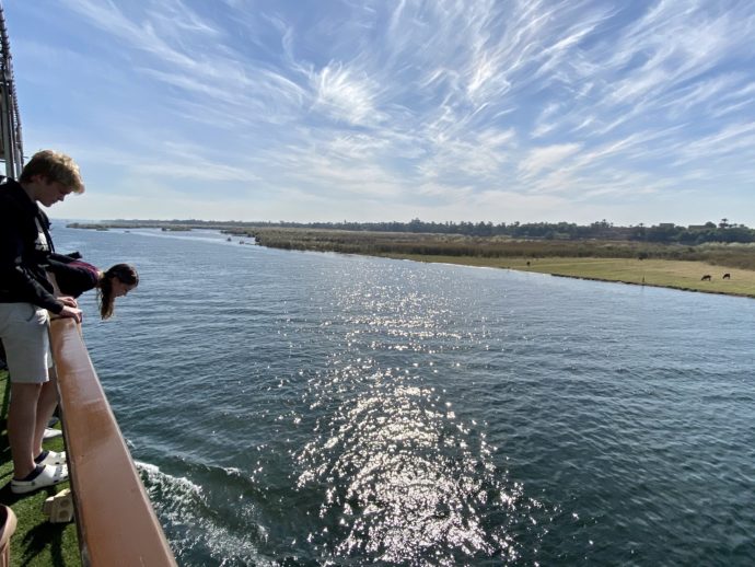 クルーズ船のデッキから眺めるナイル川