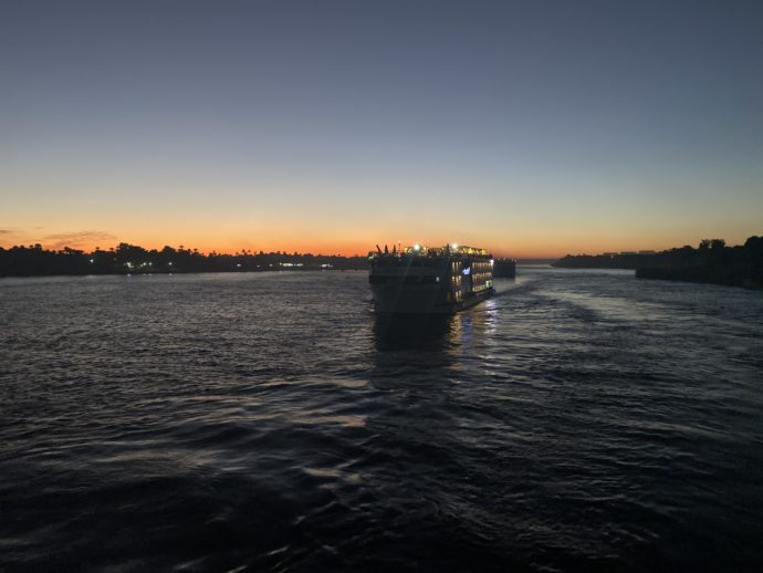 夕日を進むクルーズ船