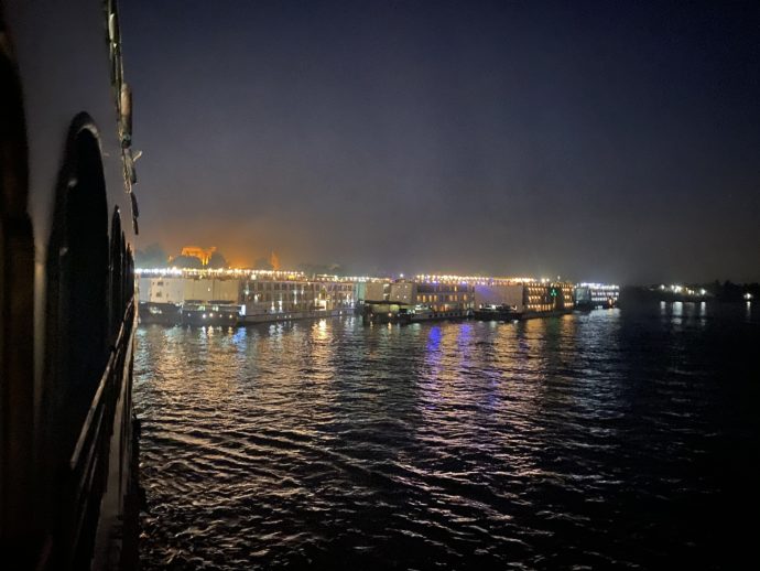 夜のコムオンボの港