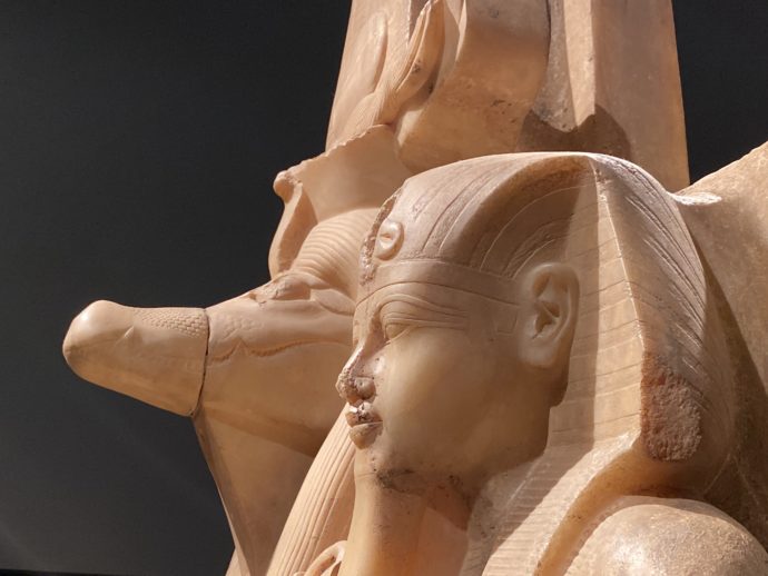 アメンホテプ3世とワニの神ソベクの像