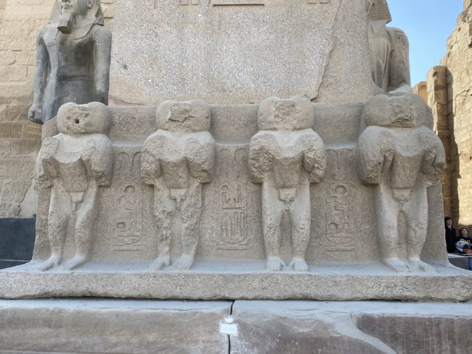 ルクソール神殿の4つの石像