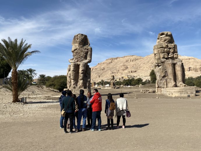 メムノンの巨像と観光客